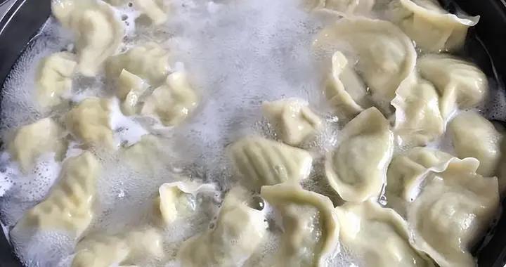 煮餃子時，水開下鍋就錯了，教你一招，餃子鮮嫩好喫不破皮