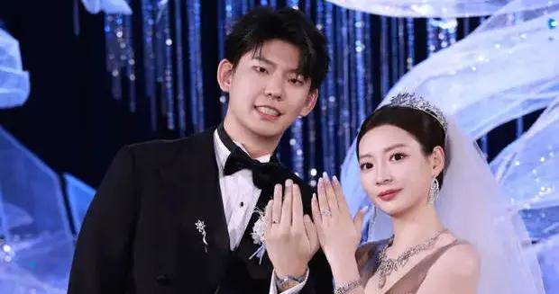 羽毛球奧運冠軍黃雅瓊舉辦婚禮 與老公親密相擁