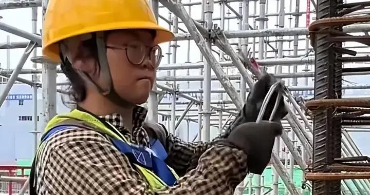 “00後”硬核女孩捆鋼筋5年，日薪320元，指紋被磨掉，背後的真相讓全網破防！