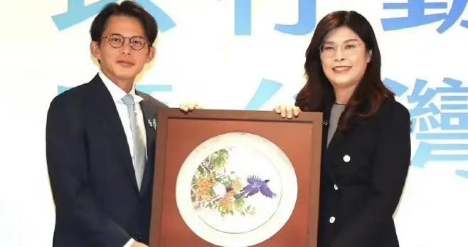 鄭麗文和黃國昌互贈禮物，鎢絲燈和陶瓷圓盤有寓意，合作很明智