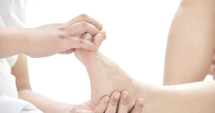 腳趾頭髮麻別忽視！不一定是缺鈣，這幾個常見誘因要先排查清楚