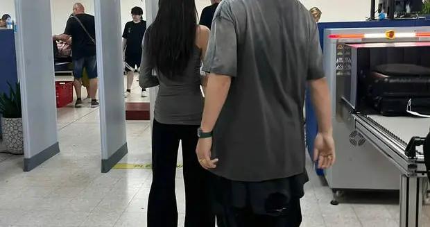 胡彥斌和易夢玲現身機場被偶遇！二人曾被曝海邊熱吻引發戀情猜測