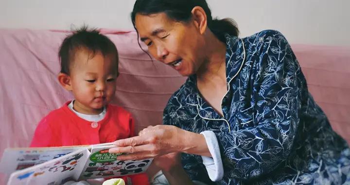 爲啥年輕人都不願老人帶娃？原因其實就三個字