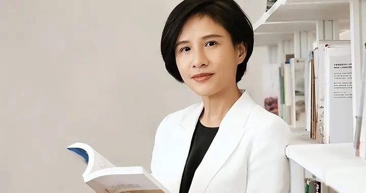 寶島鄭麗君跟鄭麗文一字之差，她曾被摑巴掌，丈夫是老闆沈學榮