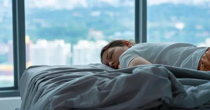 經常失眠睡不着，容易醒，1個笨方法讓你倒頭就睡，一覺到天亮