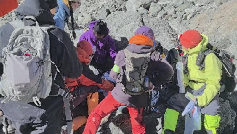 23歲碩士生徒步川西網紅野線猝死：事發地系封閉區域，領隊稱當天來了十幾輛大巴